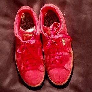 Women's Classic Suede Pumas Size 8.5  in Astro Red